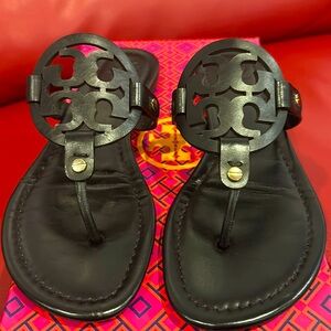 Tory Buch Sandlez Beautiful Stylish Goes good with Everything